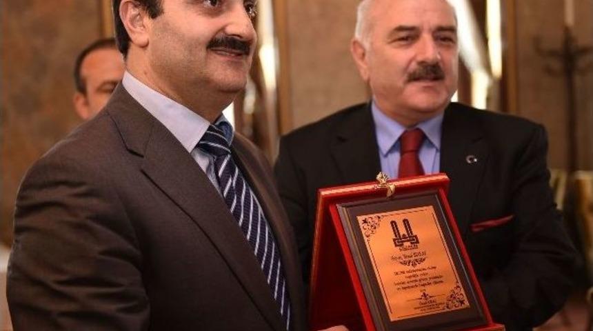 Genel Sekreter Yardımcısı Kıra&ccedil;&rsquo;tan Ukome &Uuml;yesine Plaket