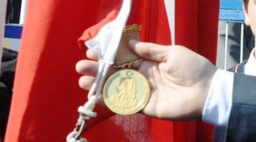 &lsquo;&ccedil;anakkale Ge&ccedil;ilmez&rsquo; Yazılı Altın Madalya, T&uuml;rk Bayrağıyla Buluşacak