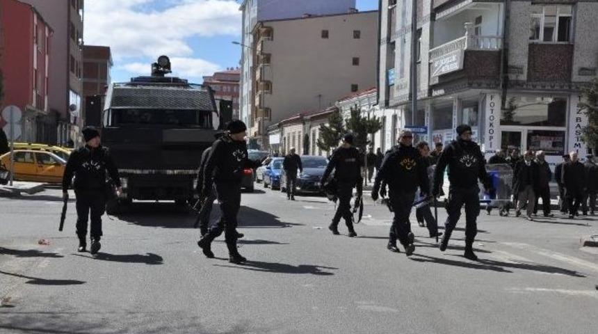 Hdp&rsquo;liler Dbp Eş Genel Başkanı Y&uuml;ksek&rsquo;in G&ouml;zaltına Alınmasını Protesto Etti