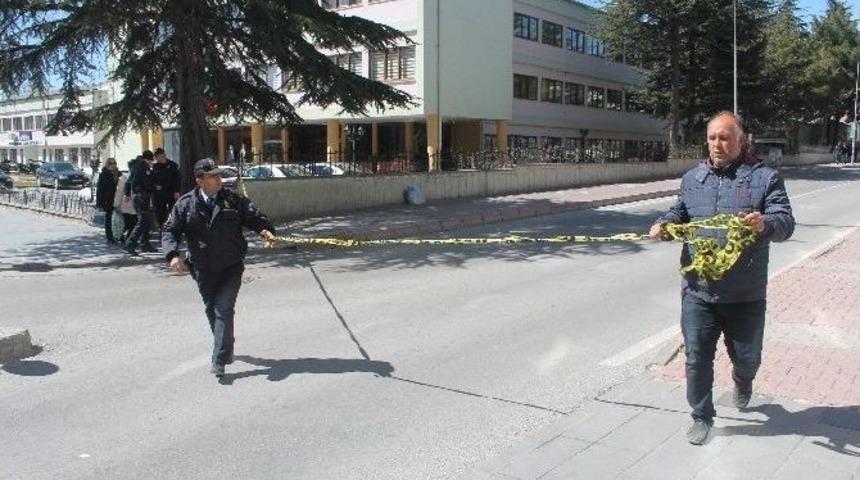 Valilik &Ouml;n&uuml;nde Ş&uuml;pheli Paket Paniği