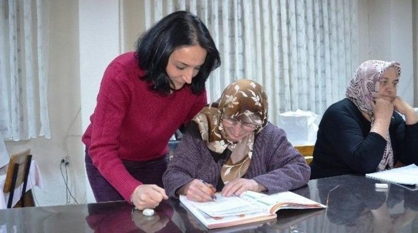 70 Yaşında Okuma-yazma &Ouml;ğreniyor