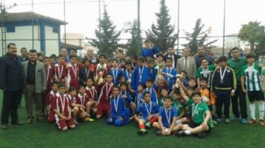 K&uuml;&ccedil;&uuml;k Erkeklerde Futbolun Şampiyonu Karamelik Ortaokulu Oldu