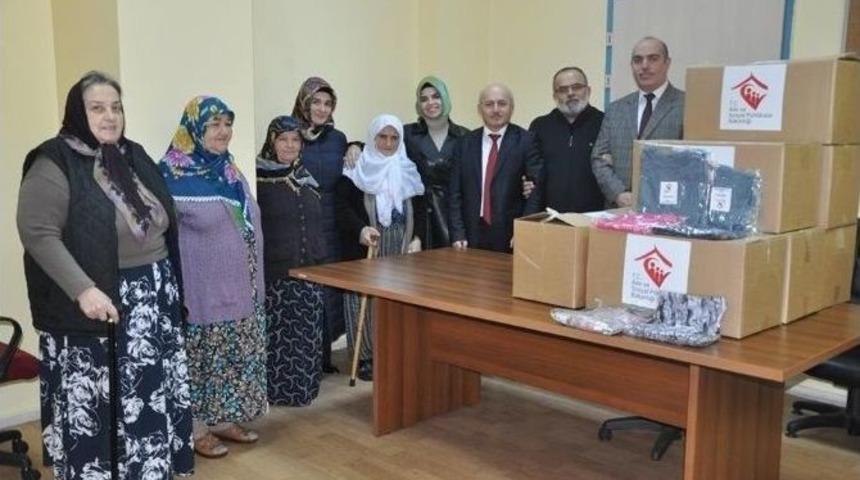 Huzurevi Sakinlerinden Suriyeli &Ccedil;ocuklara Yardım Malzemesi