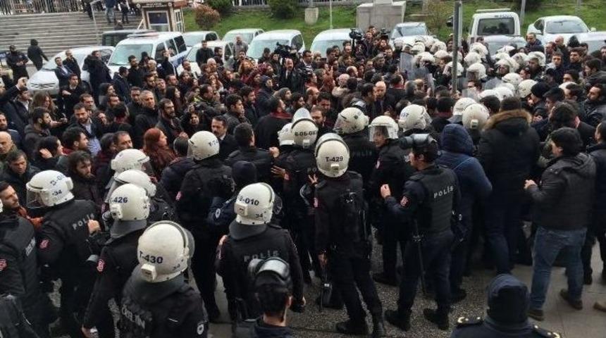 G&ouml;zaltındaki Avukatlara Destek A&ccedil;ıklamasına Polis M&uuml;dahalesi