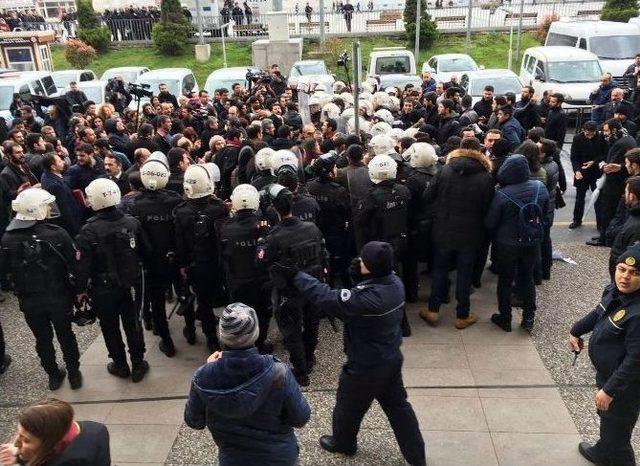 Gözaltındaki Avukatlara Destek Açıklamasına Polis Müdahalesi