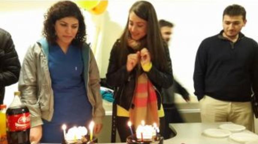 Sınır&rsquo;da G&ouml;rev Yapan Doktorlara Yaş Pastalı S&uuml;rpriz