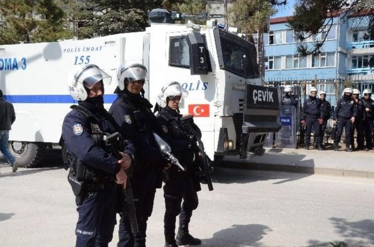 T&uuml;rk Bayrağı Altında K&uuml;rt&ccedil;e Şarkılarla Nevruz Kutlamasına Polisten M&uuml;dahale
