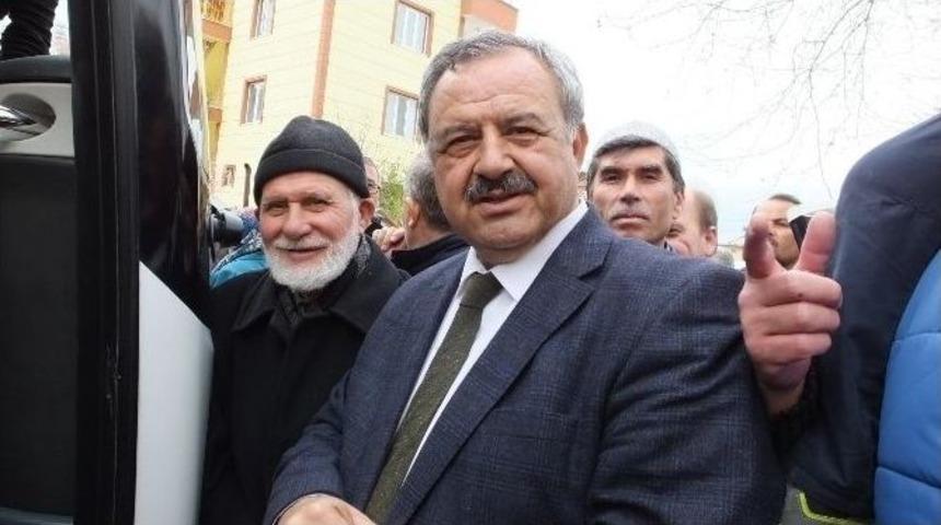 Burhaniye&rsquo;de Umrecileri Y&uuml;zlerce Vatandaş Uğurladı