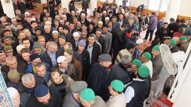 Burhaniye’de Umrecileri Yüzlerce Vatandaş Uğurladı