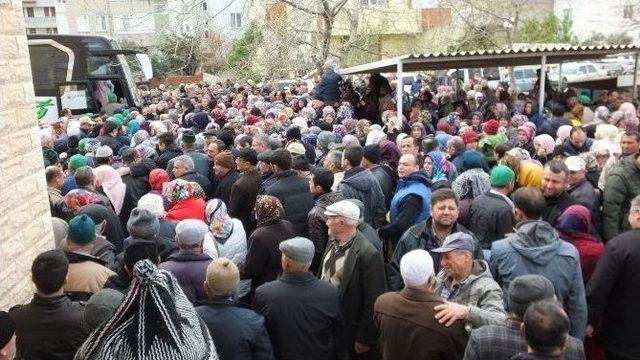 Burhaniye’de Umrecileri Yüzlerce Vatandaş Uğurladı