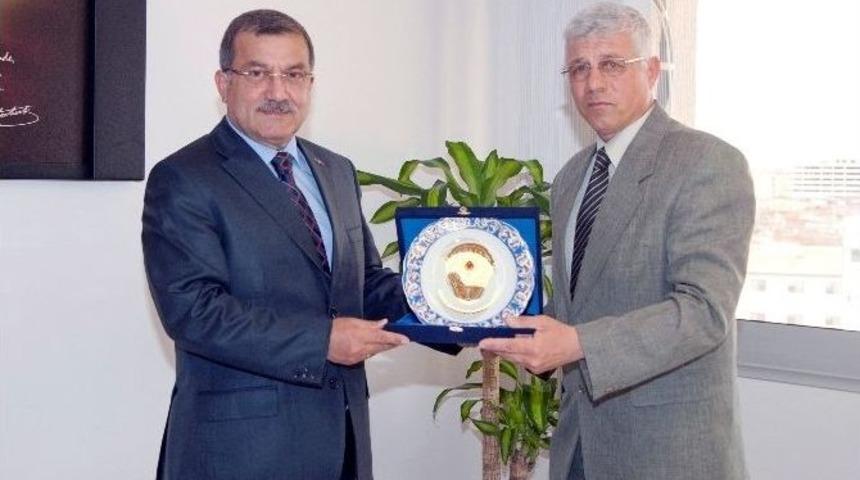 Emekli Olan İzmir&rsquo;in &rsquo;&ouml;nder Abisi&rsquo;ne Emniyet M&uuml;d&uuml;r&uuml;nden Teşekk&uuml;r Belgesi