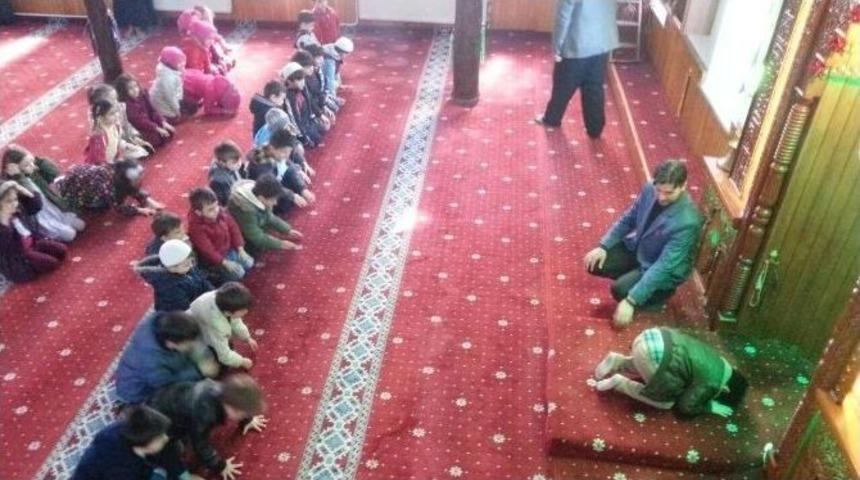 Devrekli Minikler Camide Ezan Okuyup Namaz Kıldılar