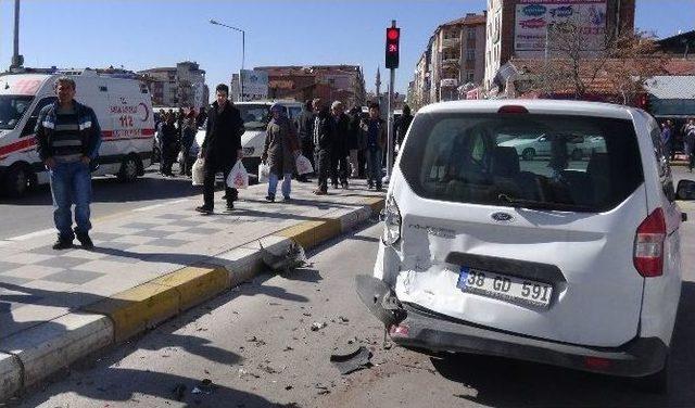 Aksaray&rsquo;da Trafik Kazası: 3 Yaralı 2