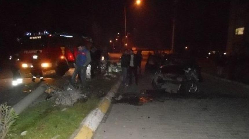 Alkoll&uuml; S&uuml;r&uuml;c&uuml; Elektrik Direğine &Ccedil;arptı