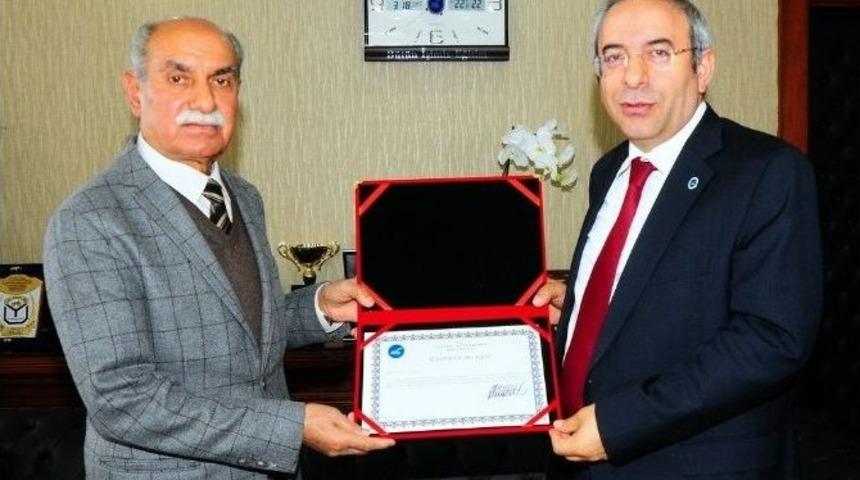 Gazeteci Şahinbaş 53 Yılık Arşivini Bağışladı