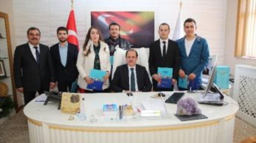 Bayburt &Uuml;niversitesi M&uuml;hendislik Fak&uuml;ltesi Başarılı &Ouml;ğrencileri &Ouml;d&uuml;llendirildi