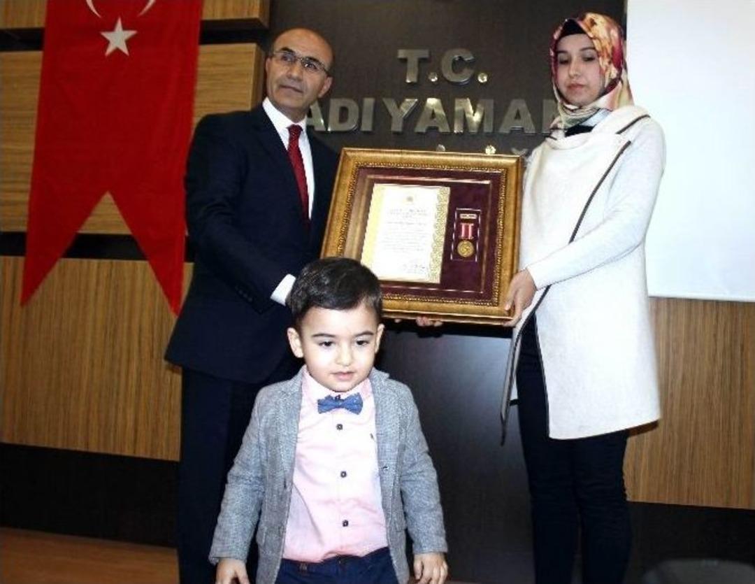 Şehit Polisin Ailesine Devlet &Ouml;v&uuml;n&ccedil; Madalyası Ve Beratı Verildi