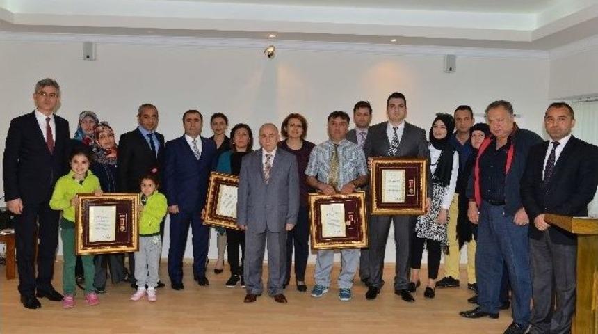 Şehit Yakınları Ve Gazilere &ldquo;devlet &Ouml;v&uuml;n&ccedil;&rdquo; Madalyası