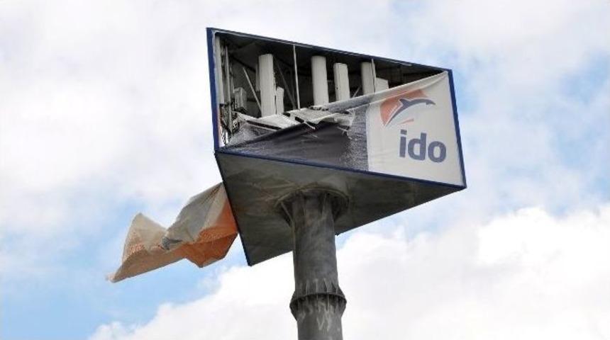 Reklam Panosunun İ&ccedil;indeki Baz İstasyonunu Fırtına Ortaya &Ccedil;ıkardı