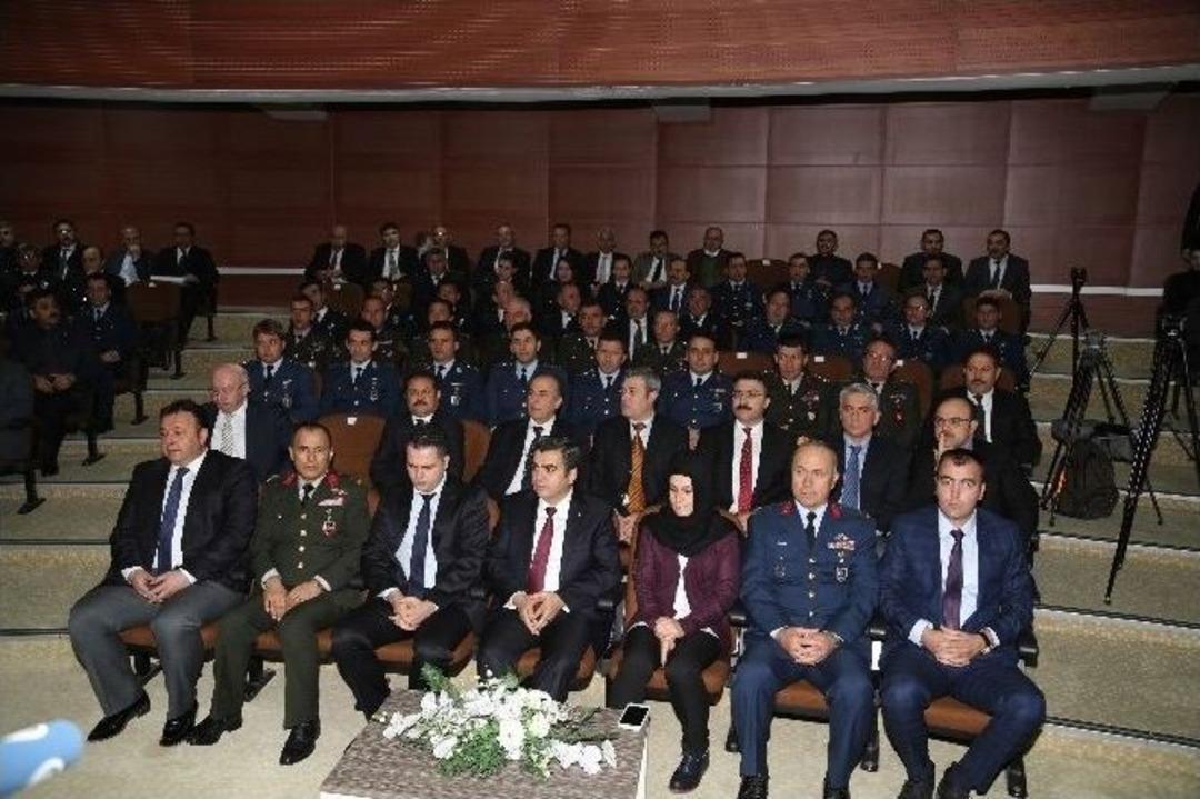 Şehit Eşleri Devlet &Ouml;v&uuml;n&ccedil; Madalyasını &Ccedil;ocuklarıyla Birlikte Aldı