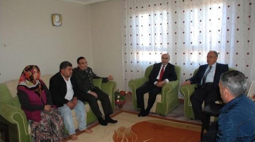 Vali Demirtaş Ve İl Protokol&uuml; Şehit Ailelerini Ziyaret Etti