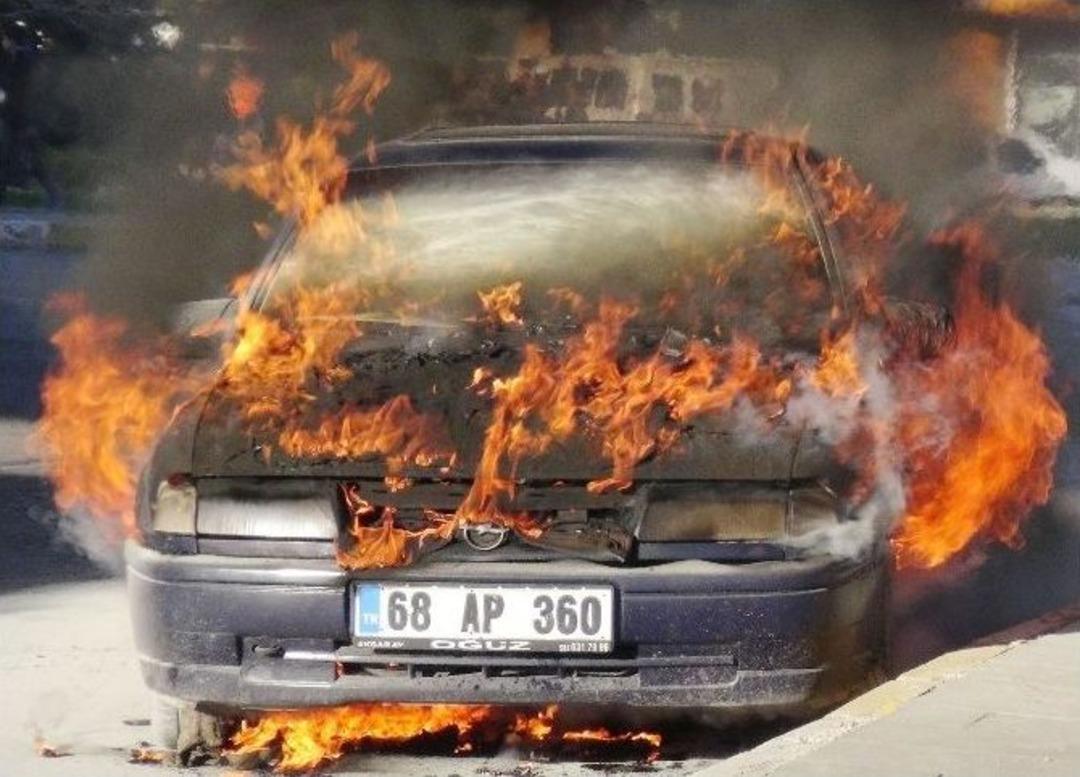 Seyir Halindeki Otomobil Alev Alev Yandı