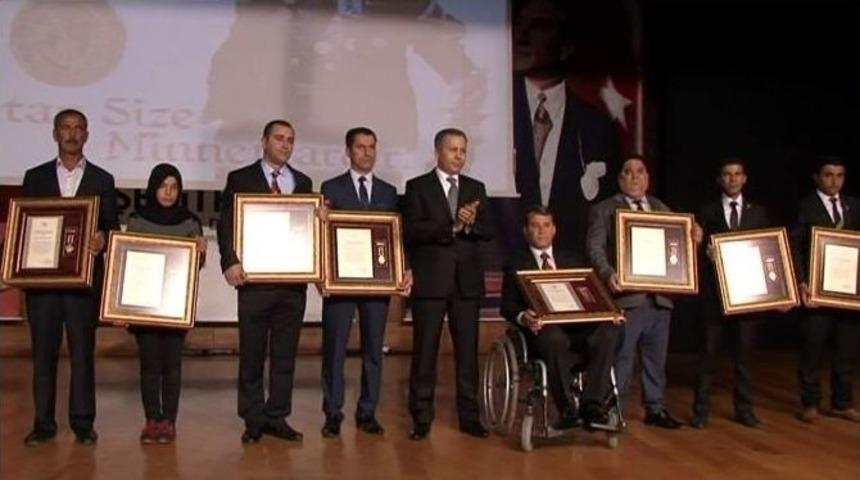 Gazi Kentin Gazilerine &Ouml;v&uuml;n&ccedil; Madalyası Verildi