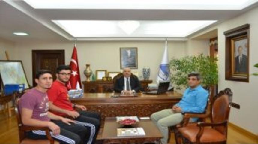 Kick Boksculardan Rekt&ouml;r Prof. Dr. G&ouml;n&uuml;ll&uuml;&rsquo;ye Ziyaret