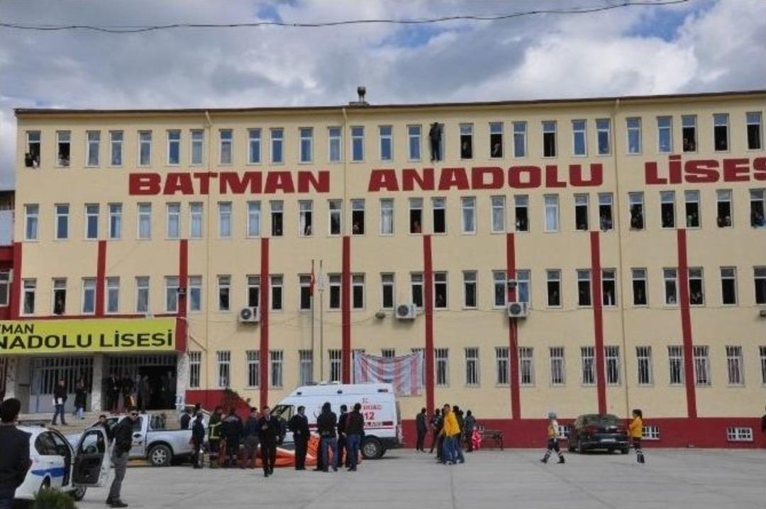 5&rsquo;inci Katından Atlayan &Ouml;ğrenci Başka Bir &Ouml;ğrencinin &Uuml;zerine D&uuml;şt&uuml;