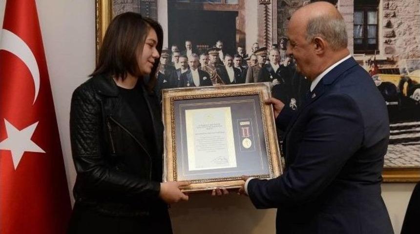 Şehit Emniyet M&uuml;d&uuml;r&uuml;n&uuml;n Ailesine Devlet &Ouml;v&uuml;n&ccedil; Madalyası