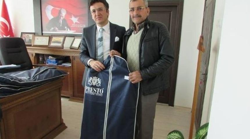 Kaymakam G&uuml;l, Gazilere T&ouml;ren Elbisesi Dağıttı