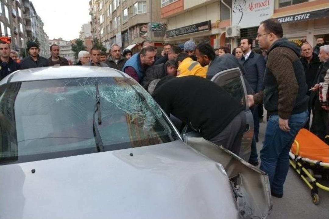 Direksiyon Başında Kalp Krizi Ge&ccedil;iren S&uuml;r&uuml;c&uuml; Kaza Yaptı