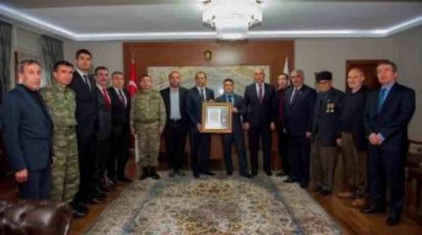 Vali Taşyapan&rsquo;dan Gazi Sarıcan&rsquo;a Devlet &Ouml;v&uuml;n&ccedil; Madalyası