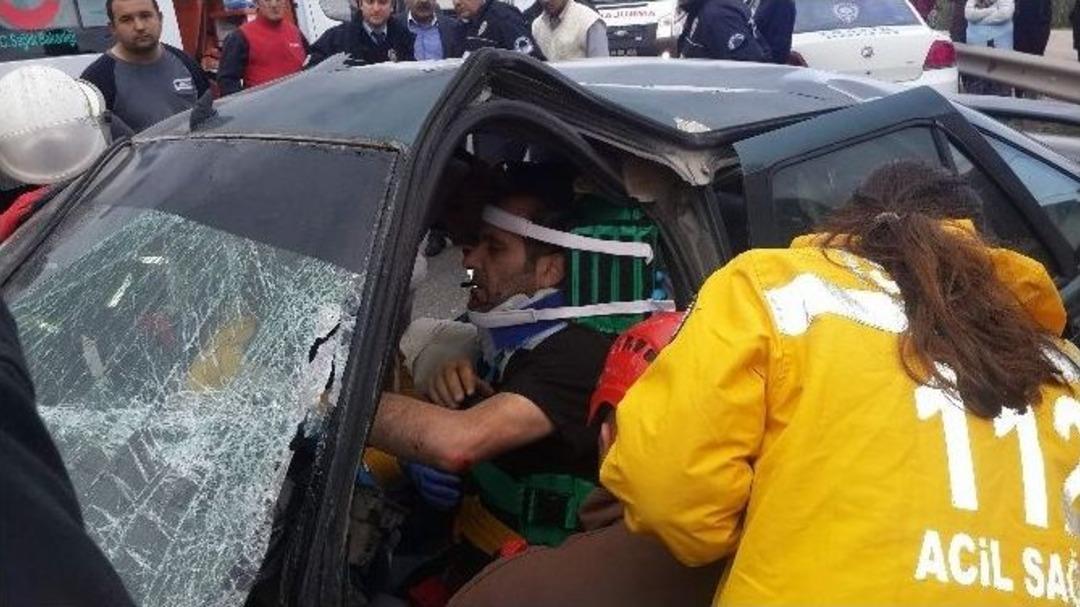 Kamyon İle Otomobil Kafa Kafaya &Ccedil;arpıştı, S&uuml;r&uuml;c&uuml; Ara&ccedil;ta Sıkıştı