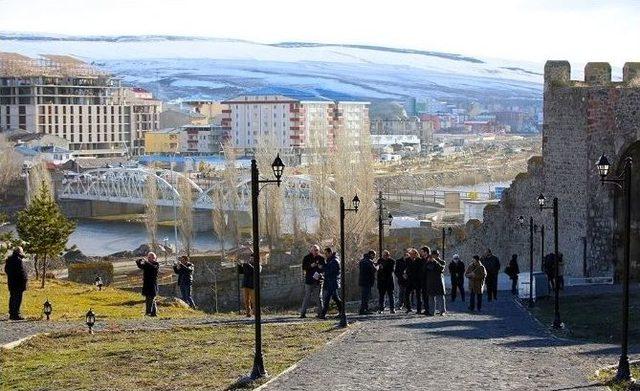 Ünlü Edebiyatçılar Arü’de