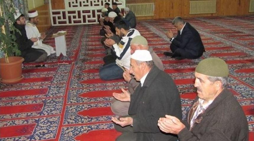 Hisarcık&rsquo;ta &Ccedil;anakkale Şehitleri İ&ccedil;in Sabah Namazında Dua Edildi