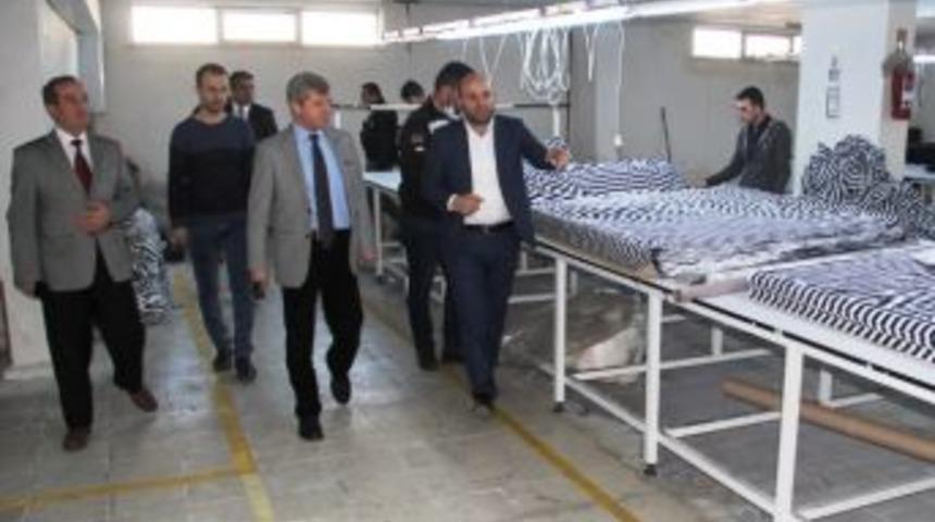 Vali &Ccedil;ınar Tekstil Fabrikasını Ziyaret Etti