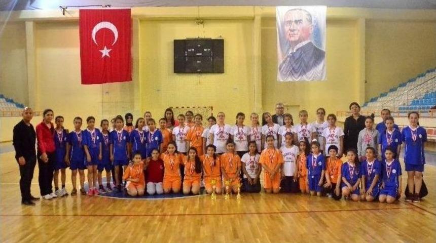 Adana&rsquo;da Okullararası K&uuml;&ccedil;&uuml;k Kızlar Hentbol M&uuml;sabakaları