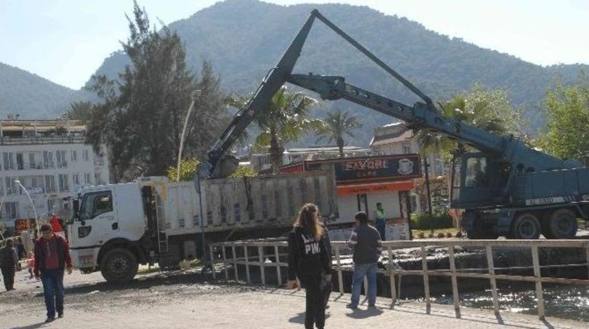 Limandan Tonlarca &Ccedil;amur &Ccedil;ıkartılıyor