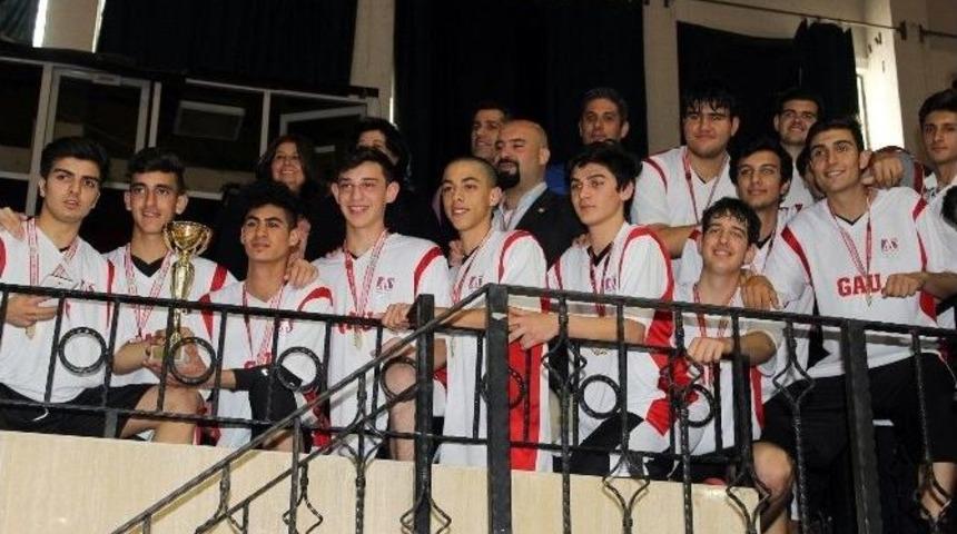 Amerikan Koleji Basketbol Takımı Şampiyonluğa Doymuyor