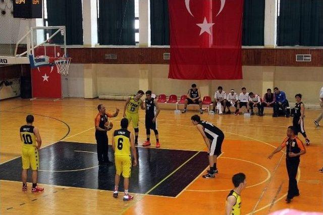 Amerikan Koleji Basketbol Takımı Şampiyonluğa Doymuyor