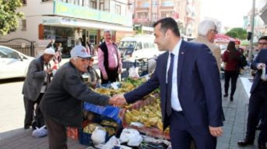 Başkan Y&uuml;cel Cuma Pazarı Esnafını Ziyaret Etti