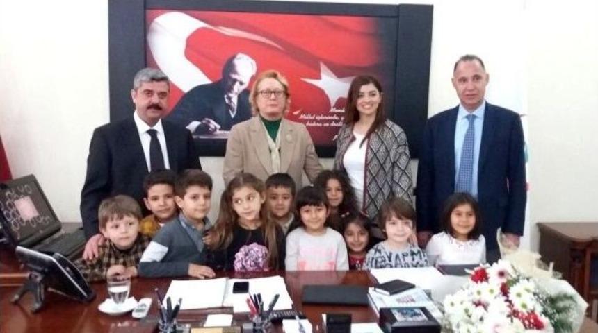 Minik &Ouml;ğrenciler, Sağlık &Ccedil;alışanlarının Bayramını Kutladı