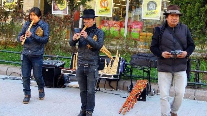 Kızılderili Grup İnca Sol&rsquo;dan Sokak Konseri