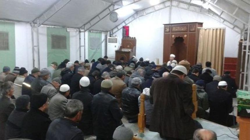 Pazarlar, Şehitler İ&ccedil;in Sabah Namazında Buluştu