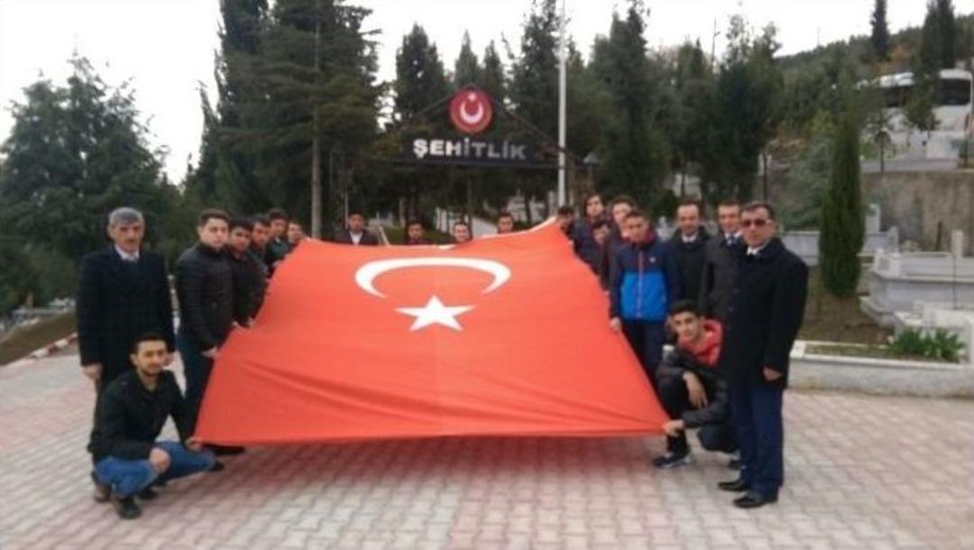 Kredi Yurtlar Kurumu &Ouml;ğrencilerinden Şehitliğe Ziyaret