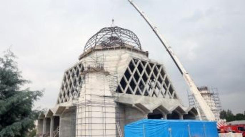 &Ccedil;&uuml; 57. Alay Şehitleri Camii&rsquo;nin Kubbesi Yerine Yerleştirildi