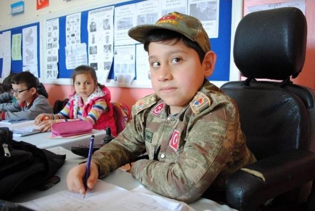 Murat Okusun Diye Okulda N&ouml;bet Tutuyor