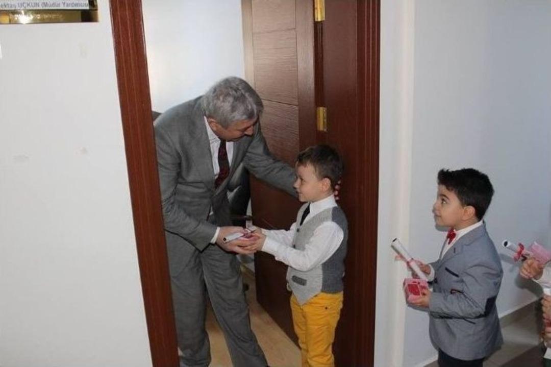 İlkokul &Ouml;ğrencilerinden 18 Mart G&uuml;n&uuml; Dolayısıyla Anlamlı Hediye