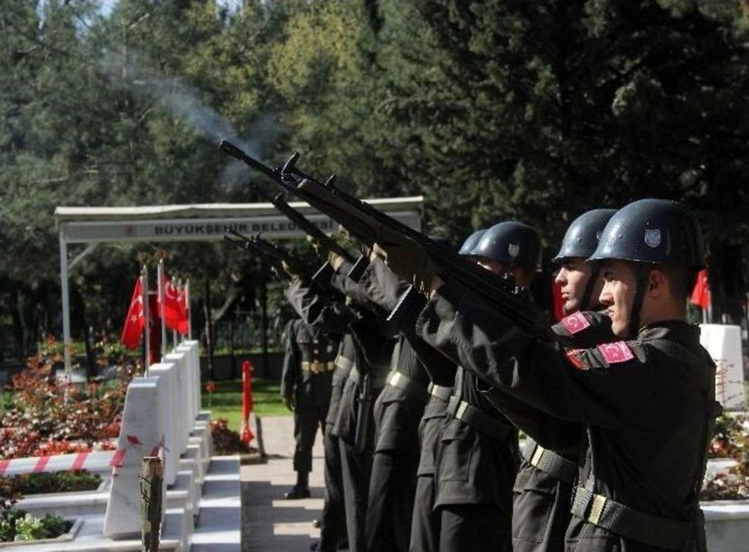 Şehit Yeğeni Kamuflajla T&ouml;rene Gelip Şiir Okudu Herkesi Duygulandırdı